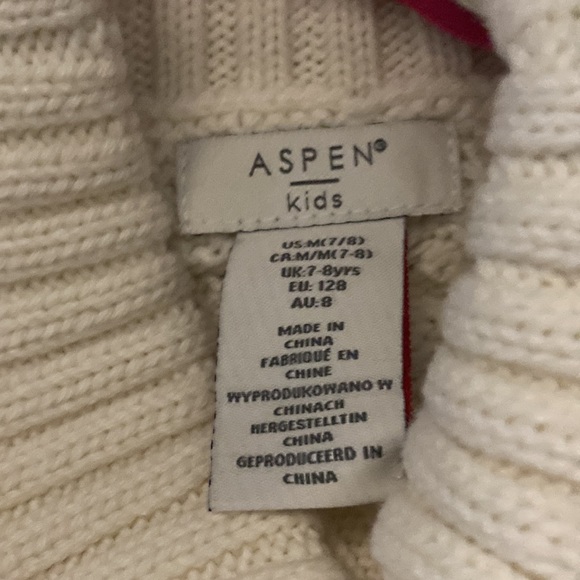 Very classy poncho type sweater. Cow neck wooden buttons - Picture 3 of 3